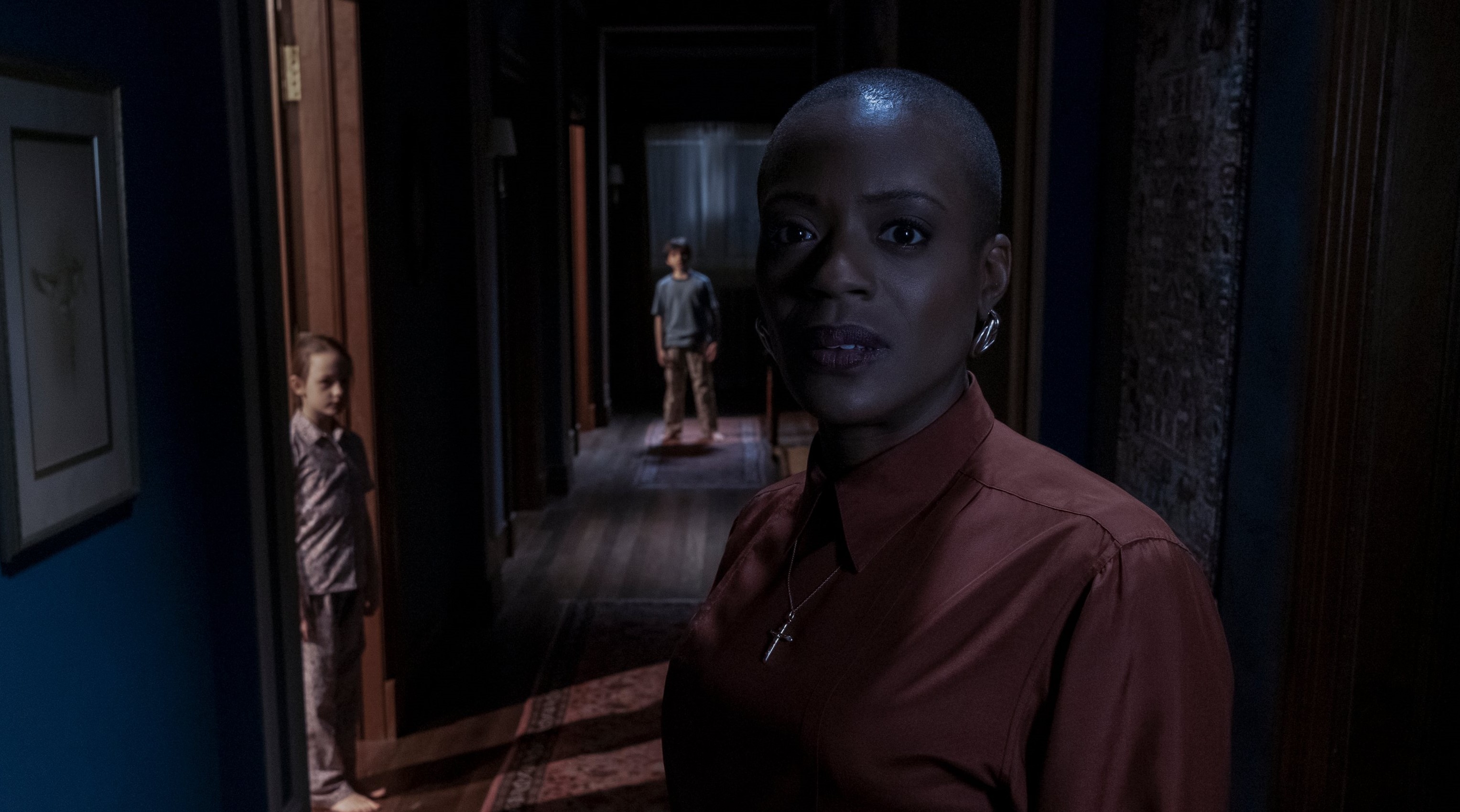 Netflix libera primeiras imagens do suspense A Maldição da Mansão Bly