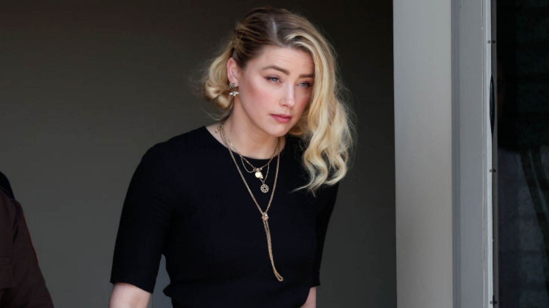 Amber Heard diz que está “de coração partido” após veredito a favor de Johnny Depp