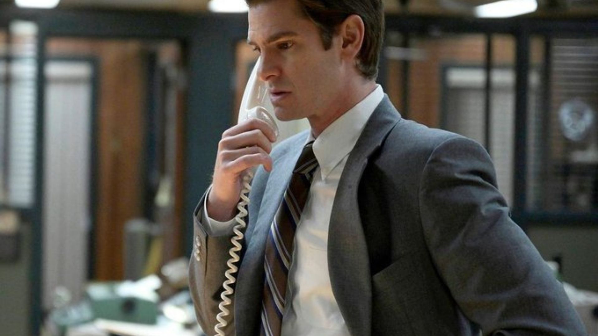 Andrew Garfield estampa pôster oficial da minissérie “Under the Banner of Heaven”