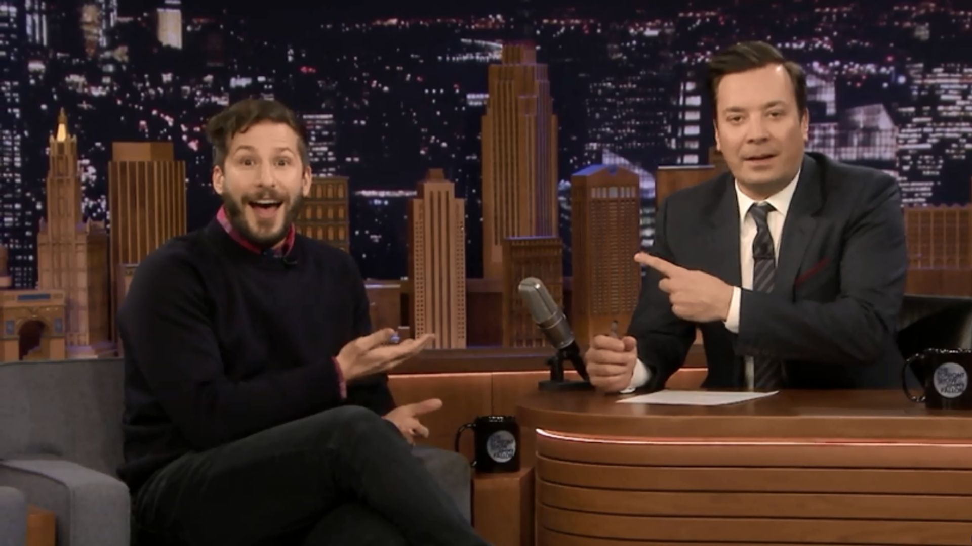 Andy Samberg e Jimmy Fallon tentam convencer Bruce Willis a participar de Brooklyn Nine-Nine
