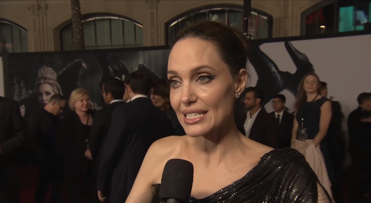 Angelina Jolie revela que se sentiu pressionada para casar com Brad Pitt