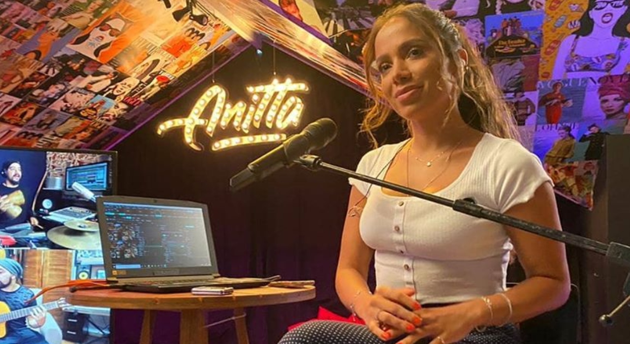 Anitta debocha sobre áudios vazados por Leo Dias em programa no Multishow