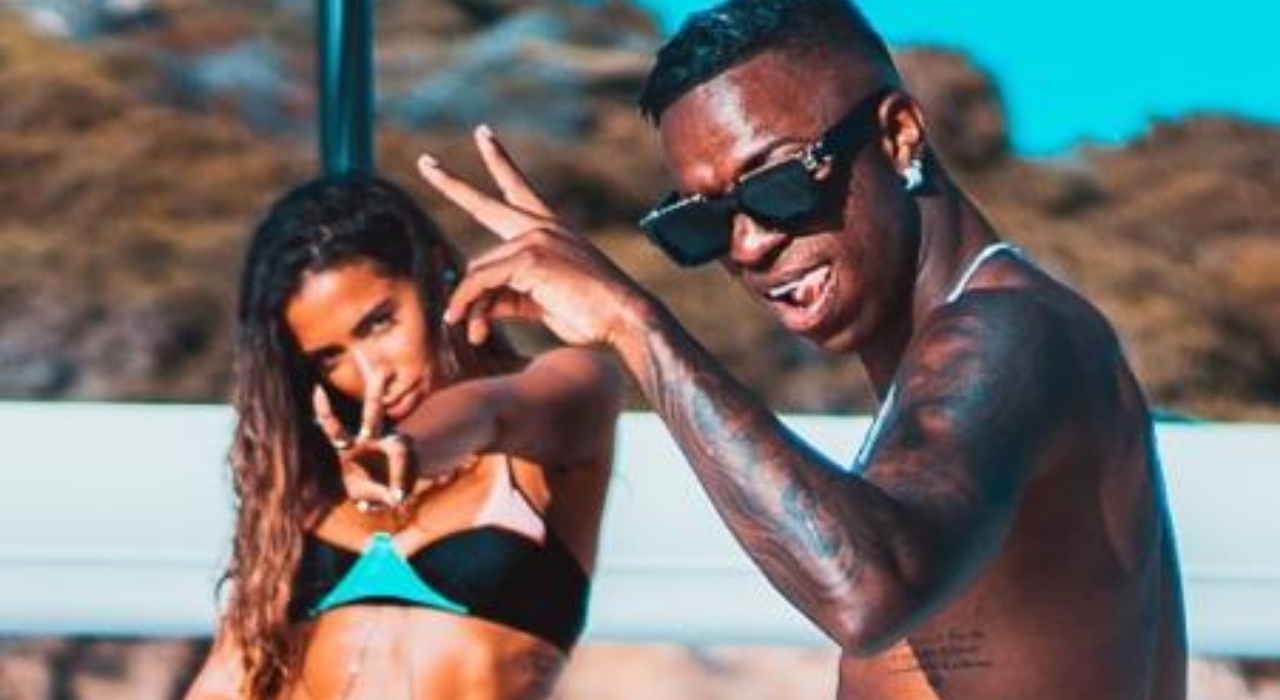 Anitta curte passeio de barco na Itália ao lado do jogador Vinicius Júnior