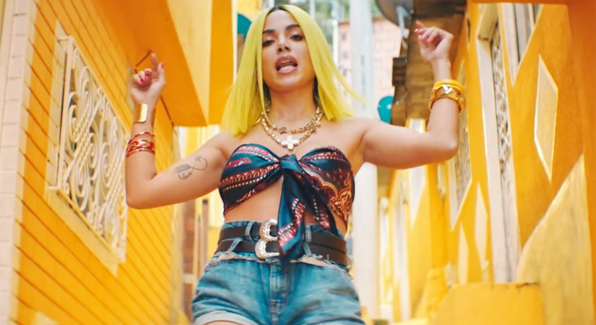 Anitta lamenta falta de matches no Tinder: ”Tô arrasada”