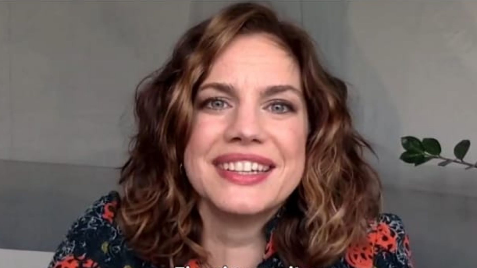 Anna Chlumsky, de “Inventando Anna”, testa seu português em vídeo divertido da Netflix
