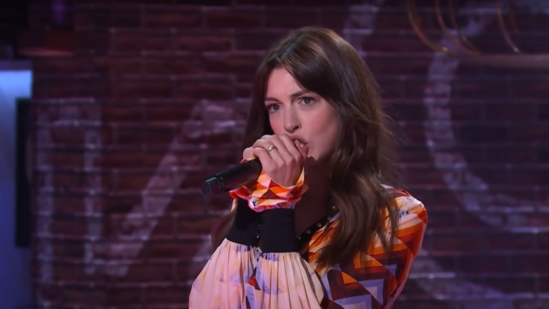 Anne Hathaway solta a voz no programa de Kelly Clarkson e deixa cantora desnorteada