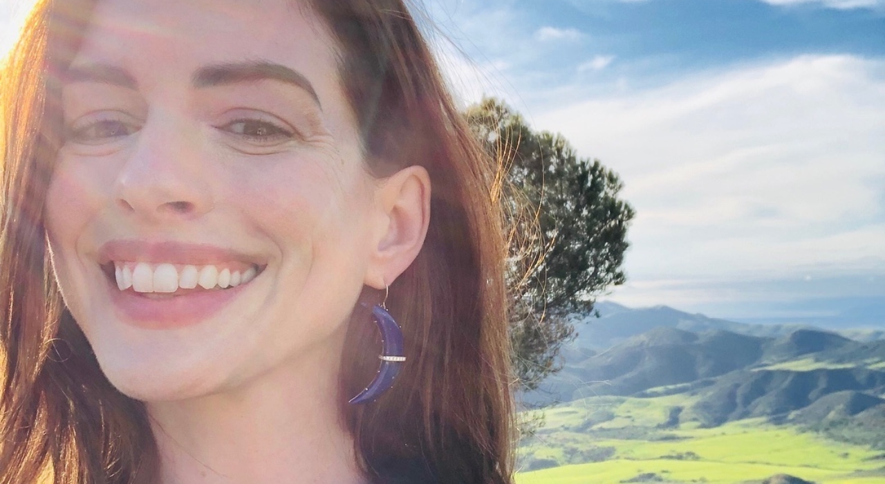Anne Hathaway exibe barrigão da segunda gravidez durante estreia de Modern Love