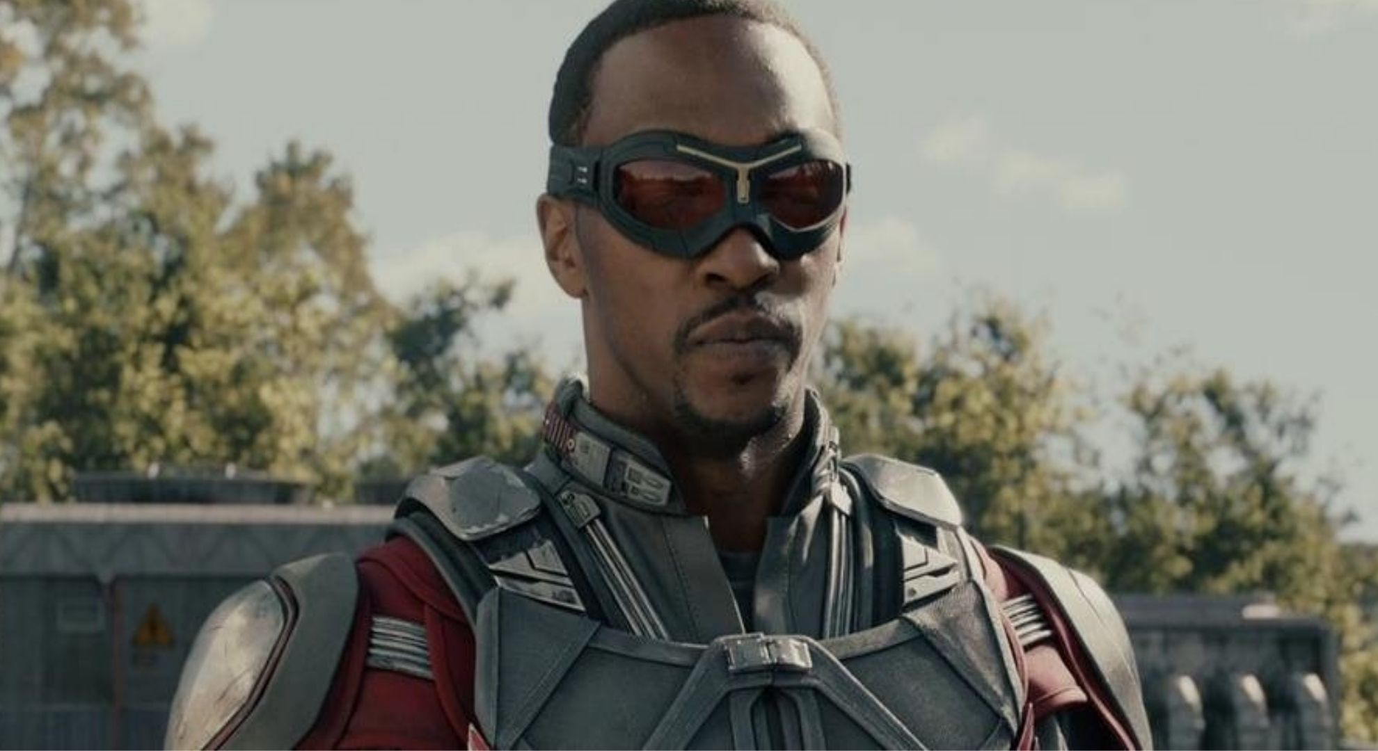 Anthony Mackie, de Vingadores, ficou emocionado por assumir legado do Capitão América