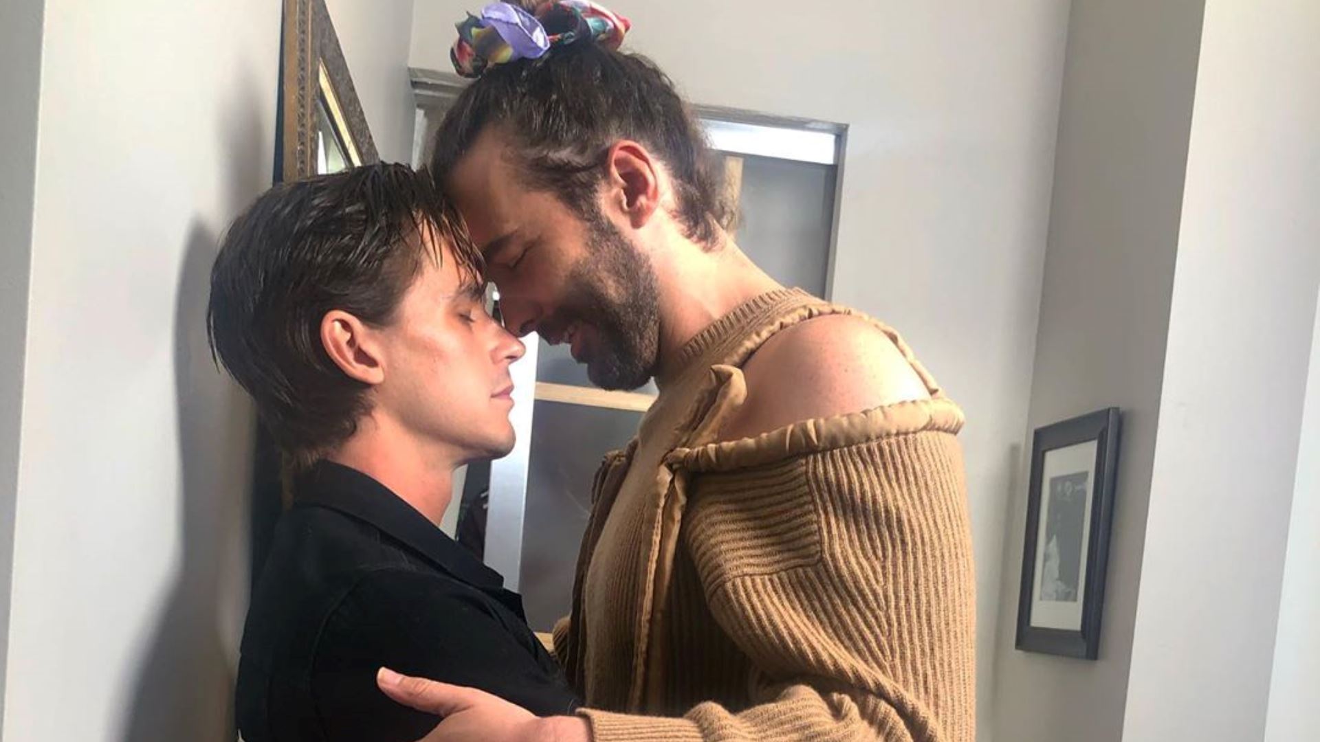 Queer Eye: Jonathan aparece no colo de Antoni e deixa fãs esperançosos com suposto namoro