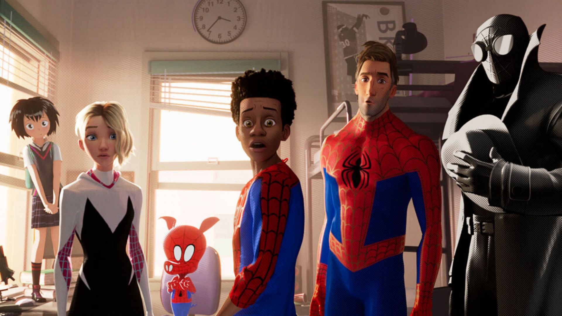 Foliões invadem reportagem vestidos de homem-aranha e viralizam na internet; confiram