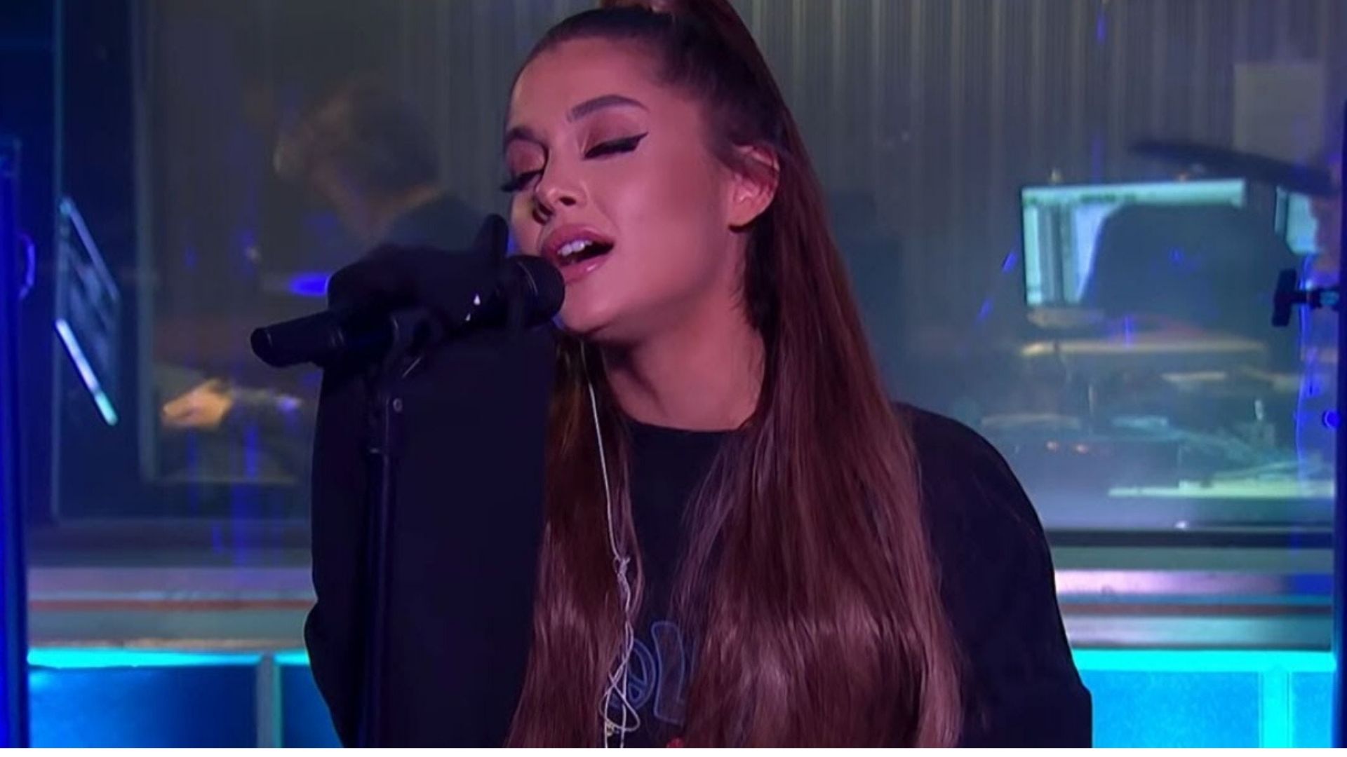 Ariana Grande está finalizando novo álbum gravado ao vivo