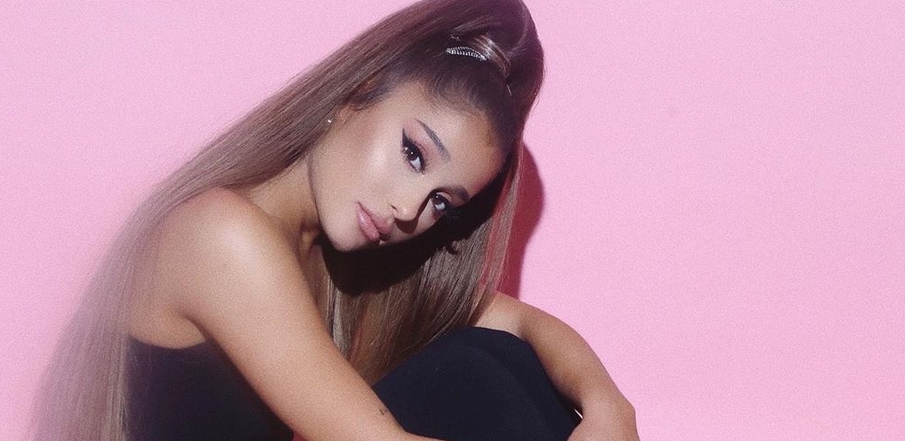 Ariana Grande comemora aniversário de 1 ano de música thank u, next com texto: “Ainda não sei nada sobre amor”
