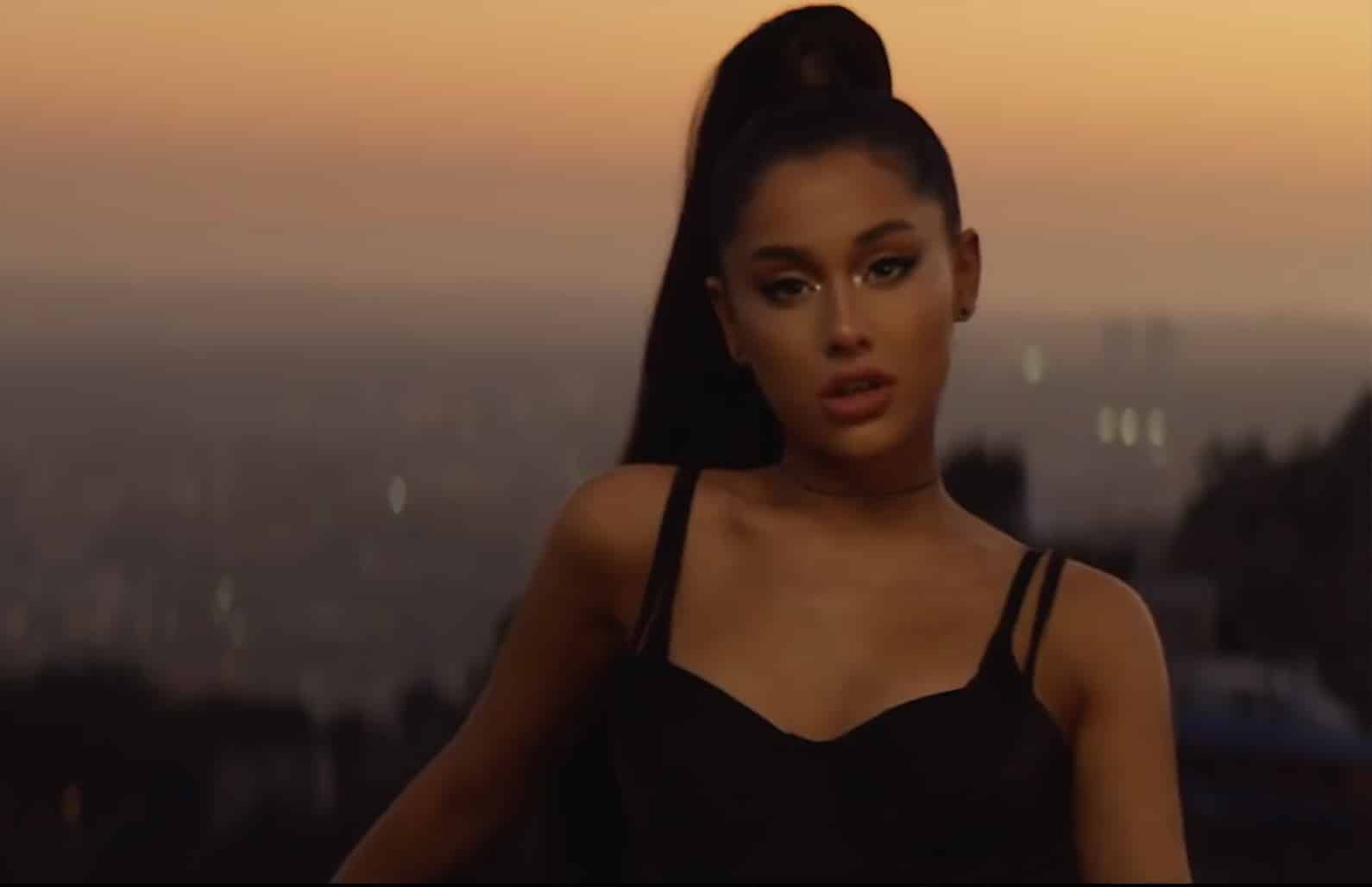 Ariana Grande pega fãs de surpresa e anuncia lançamento de novo álbum para este mês