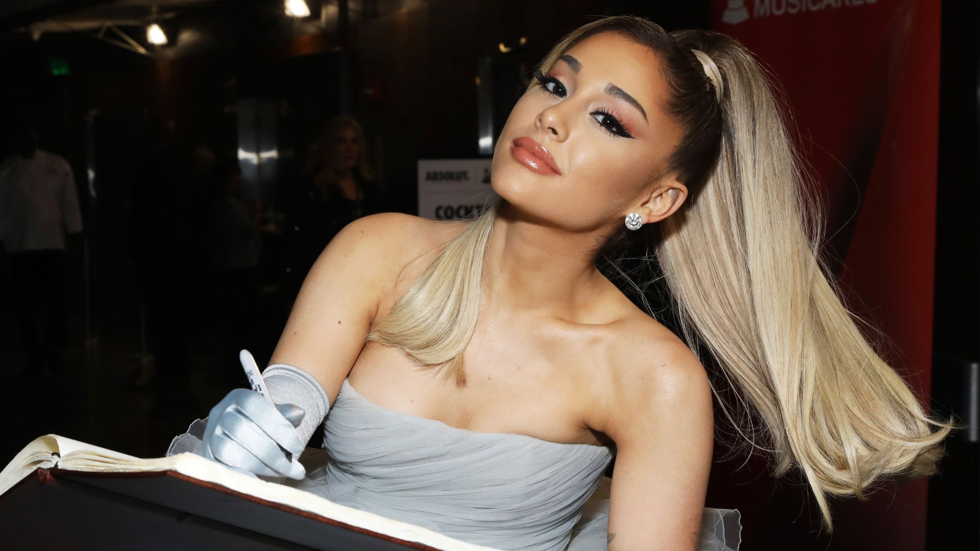 Ariana Grande aparece em primeiras imagens de “Wicked”