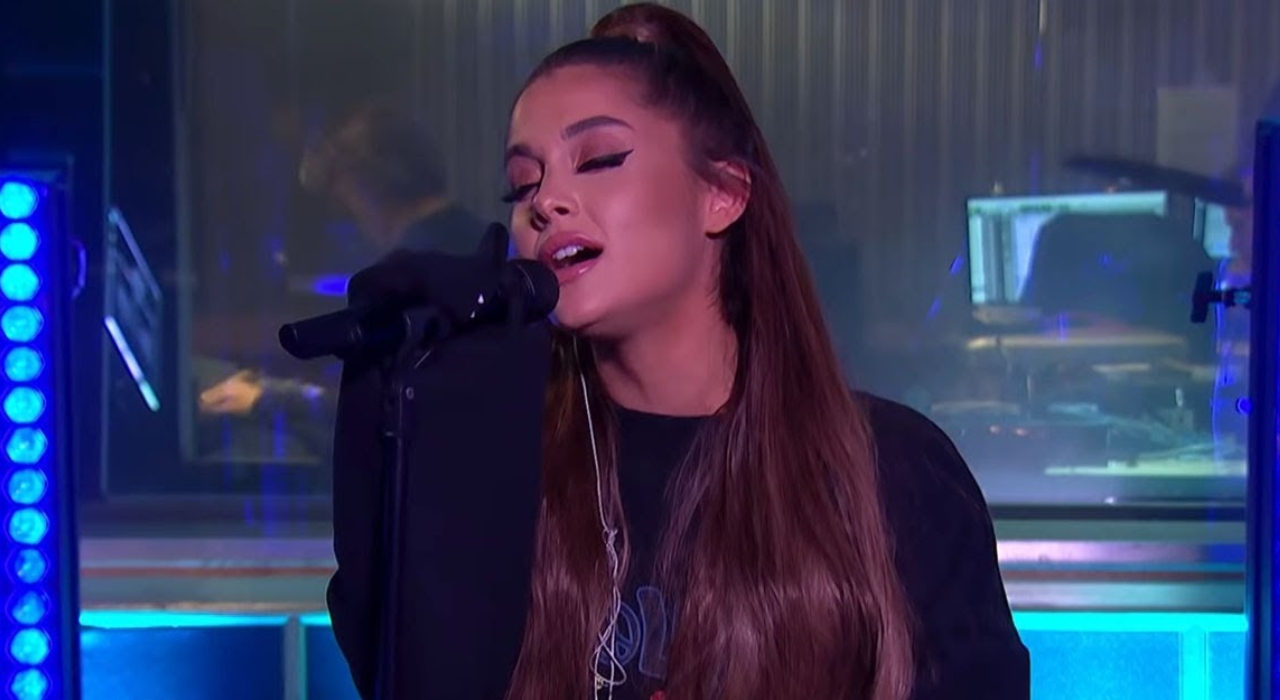 Ariana Grande cai durante show na Flórida e tem a melhor reação