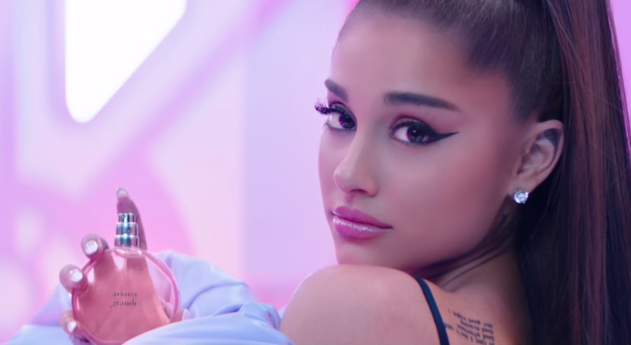 Ariana Grande faz paródia de Thank U, Next no comercial de seu perfume