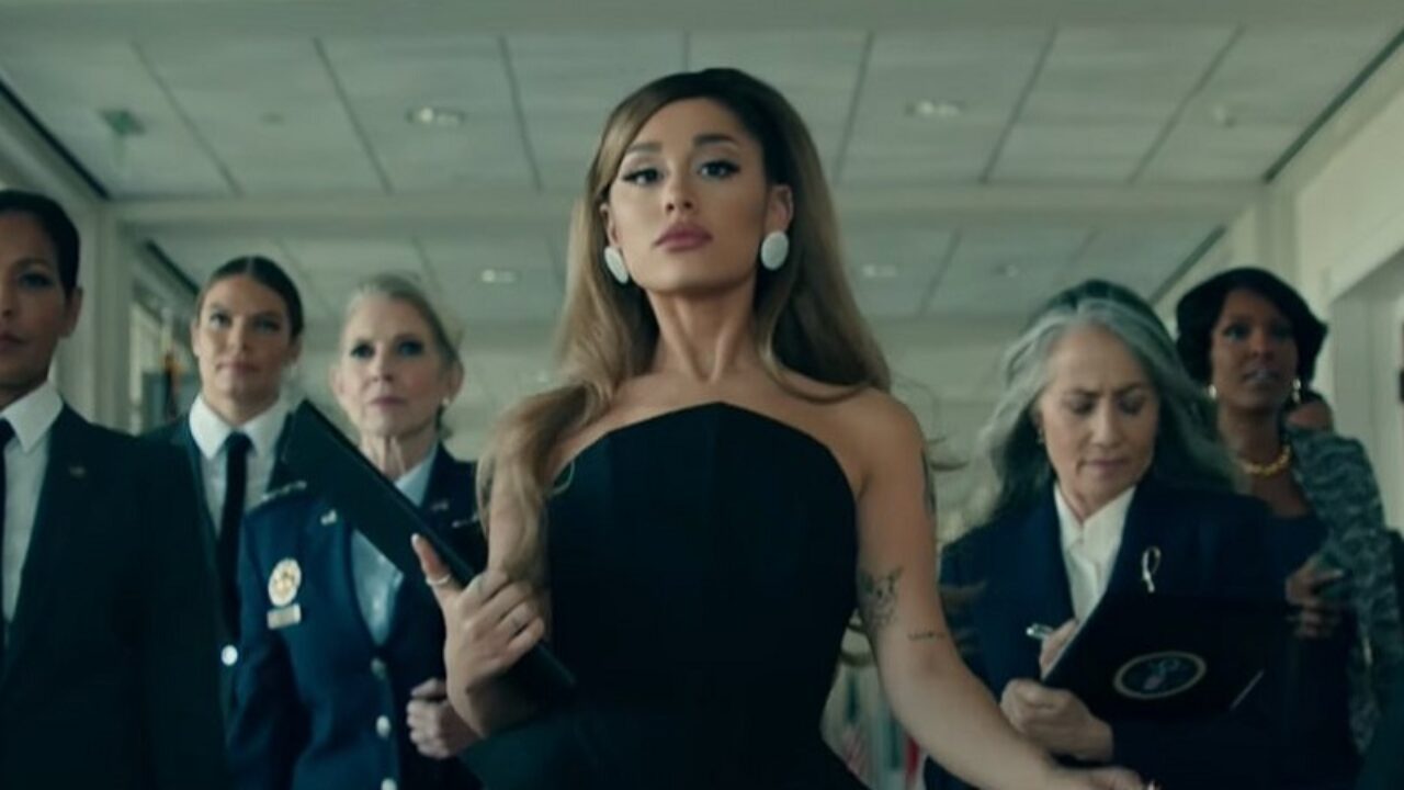 Ariana Grande lança sexto álbum da carreira com participações de Doja Cat e The Weeknd; conheça “Positions”