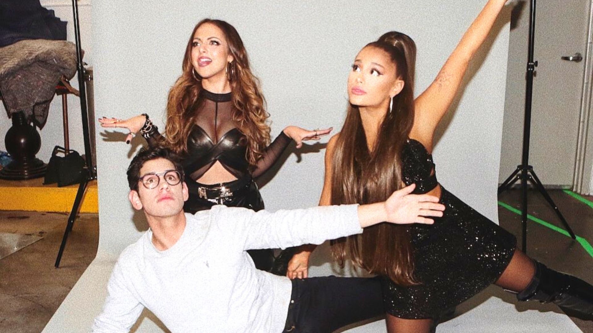 Ariana Grande se reúne com parte do elenco de Brilhante Victória em show