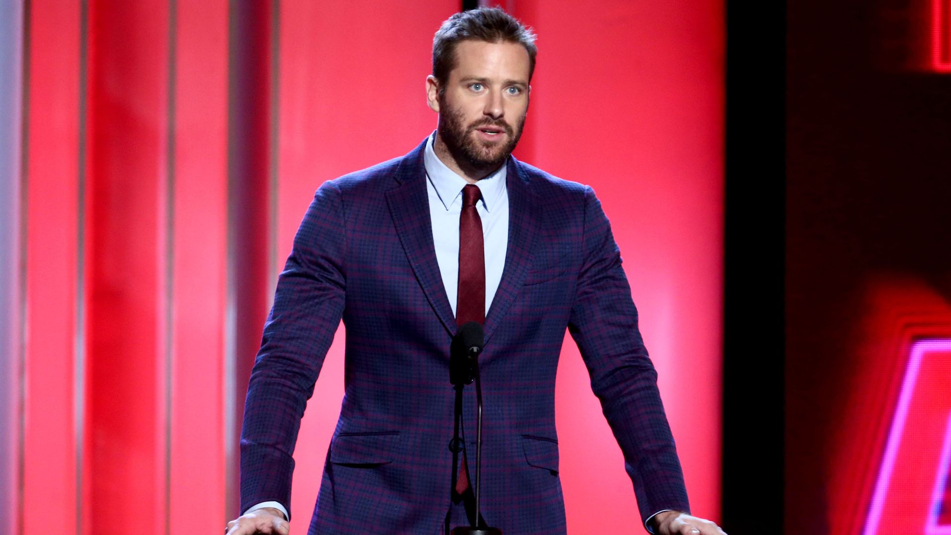 “Gerações de homens abusivos”, revela tia sobre a família de Armie Hammer, acusado de estupro e canibalismo