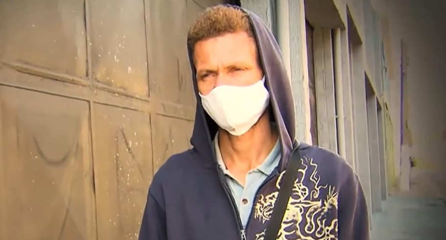 Homem vai morar debaixo do viaduto após perder emprego na pandemia e é surpreendido com oportunidade
