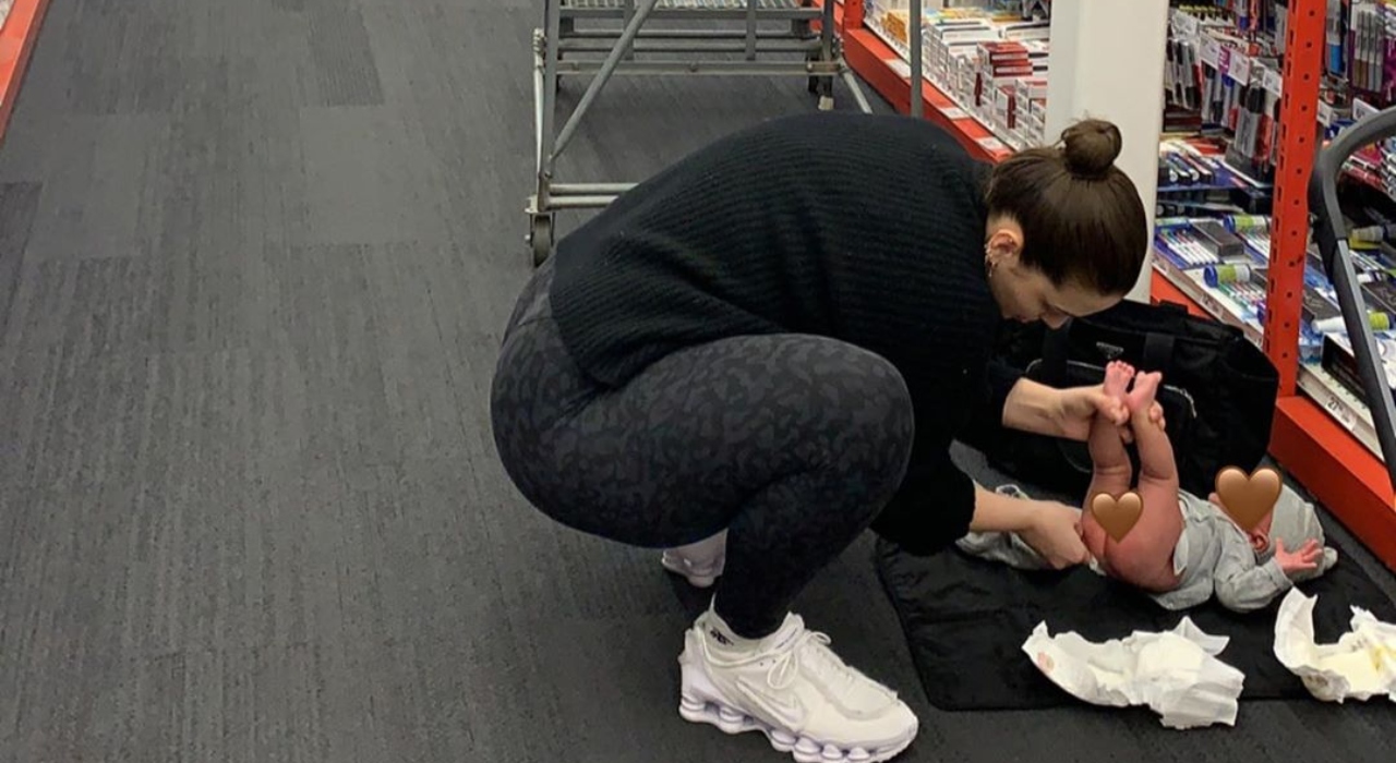 Ashley Graham troca fralda de filho em público e Wendy Williams detona a modelo: “Não quero ver isso”