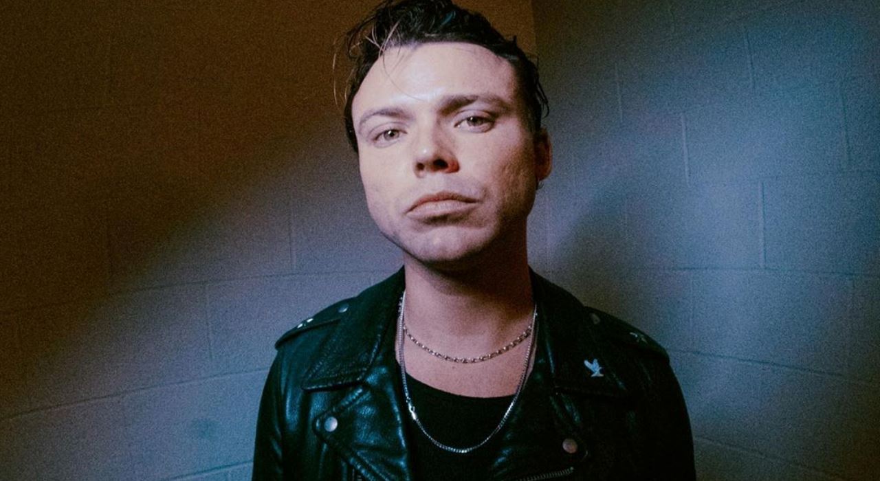Ashton Irwin, do 5 Seconds of Summer, preocupa fãs com mensagem de agradecimento