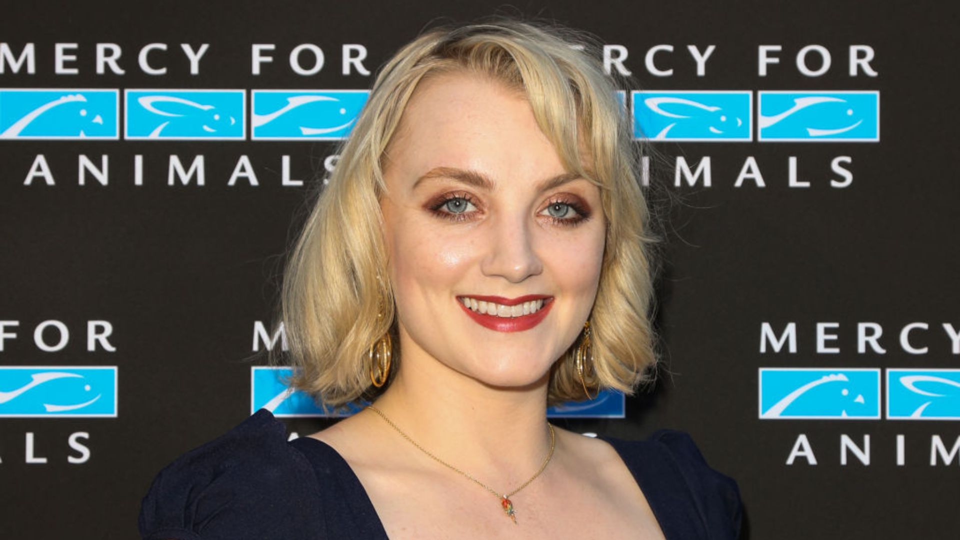 Atriz de “Harry Potter” esclarece polêmica sobre defender J.K. Rowling, acusada de transfobia