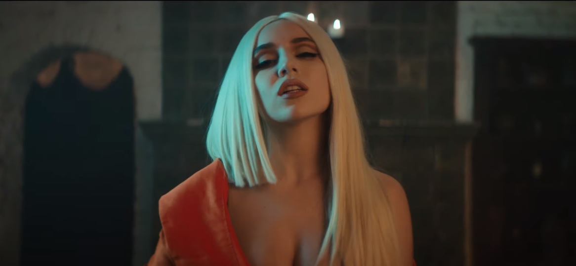 Em clima de Dia das Bruxas, Ava Max lança clipe para Freaking Me Out; assista