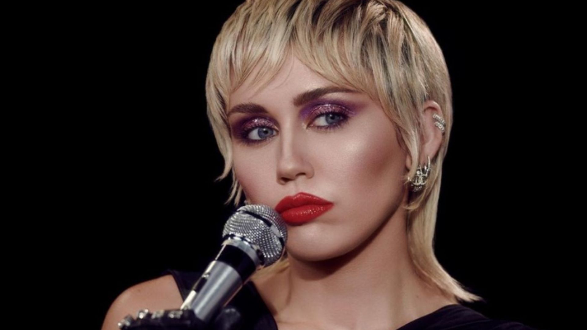 Avião de Miley Cyrus faz pouso de emergência após ser atingido por um raio