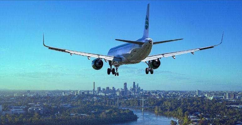 Avião com 178 passageiros faz pouso forçado após vidro da cabine do piloto rachar