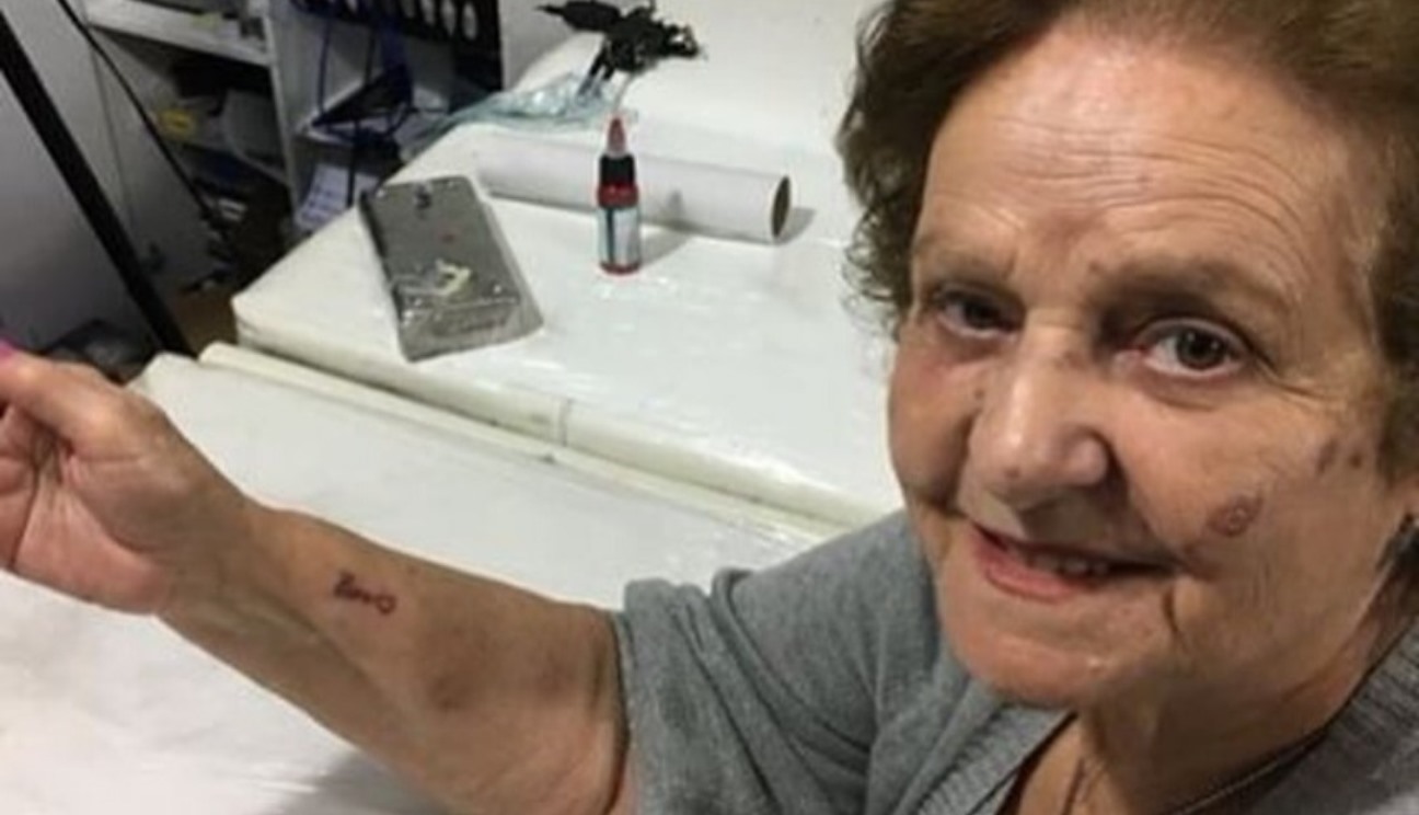 Viúva faz tatuagem para homenagear marido falecido após 60 anos de amor