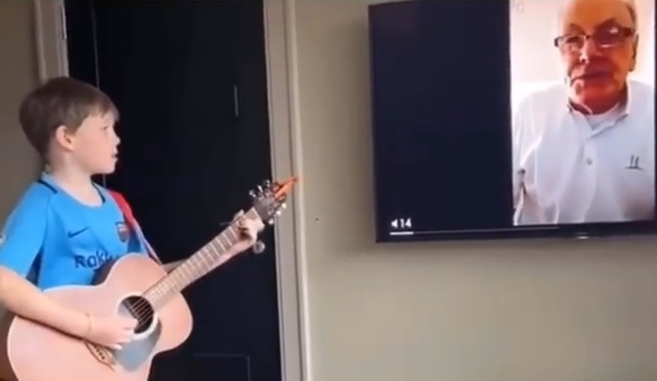 Avô e neto fazem dueto a distância de I Want to Break Free durante a quarentena