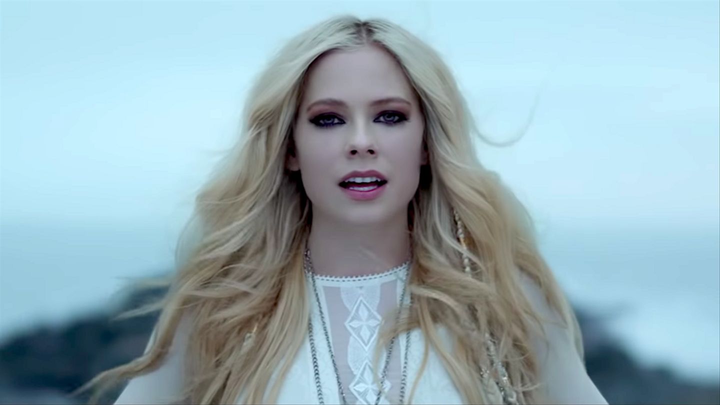 Avril Lavigne anuncia show virtual beneficente para combater doença de Lyme