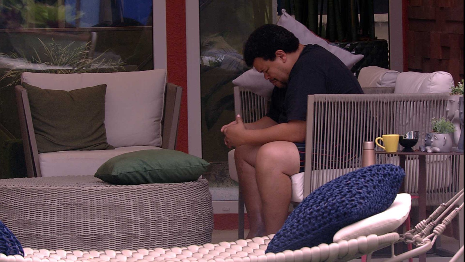 BBB20: Isolado, Babu Santana chora com saudades da família