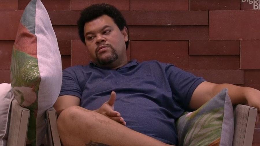 BBB20: Sozinho, Babu dá nome para almofada e desabafa: “Não dá para ficar tranquilo”