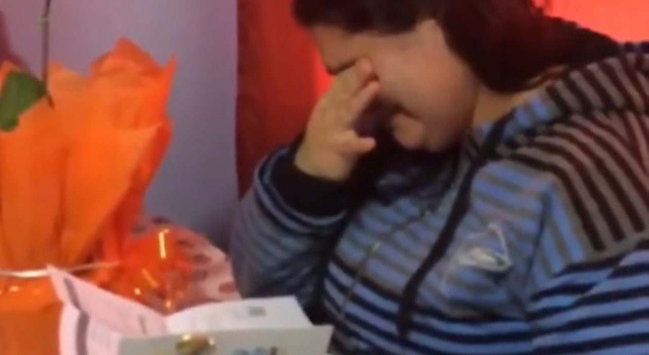 Mãe ganha ingresso de show de Backstreet Boys da filha e cai no choro; confira