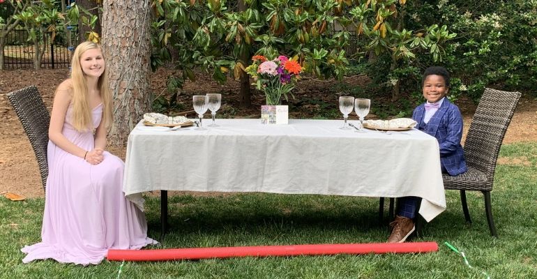 Garotinho organiza baile de formatura para babá que não pôde ter festa devido à pandemia de coronavírus
