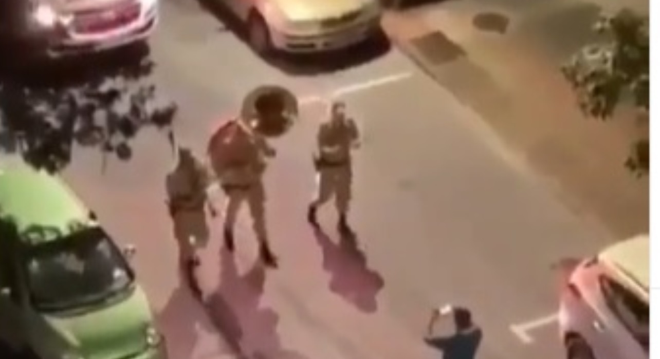 Banda da Polícia Militar de Santa Catarina toca Stand By Me nas ruas da capital durante a quarentena