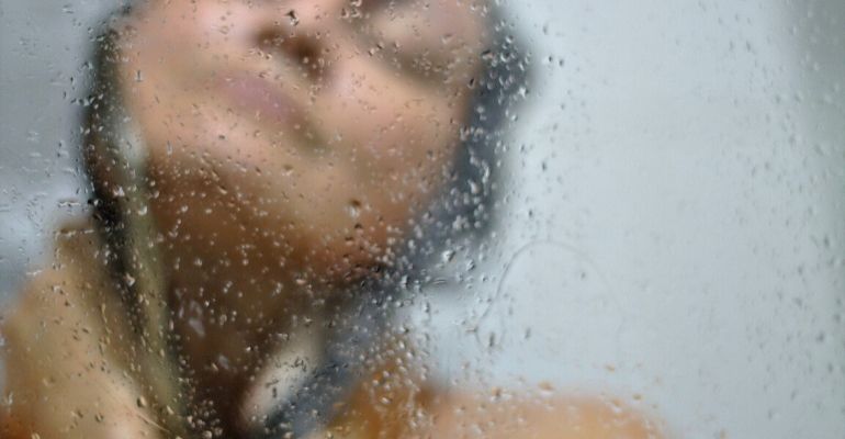 Mulher não pode tomar banho devido a rara condição médica