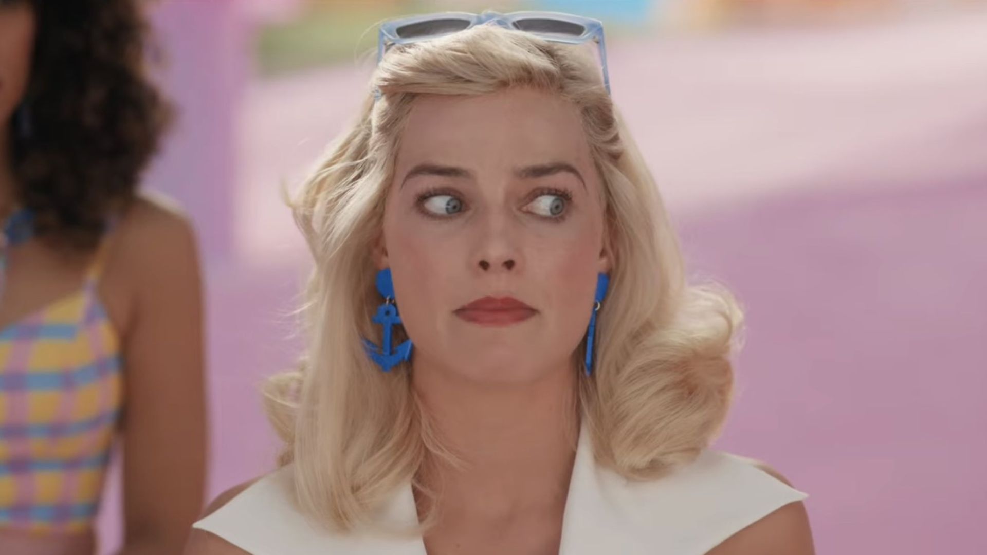 Barbie foge da perfeição e encara o mundo real em novo trailer