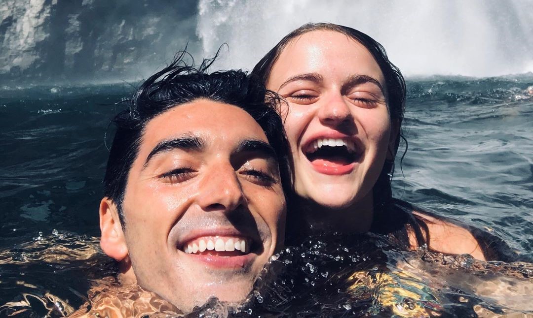 Estrelas de A Barraca do Beijo 2 viajam juntos e exibem intimidade em fotos