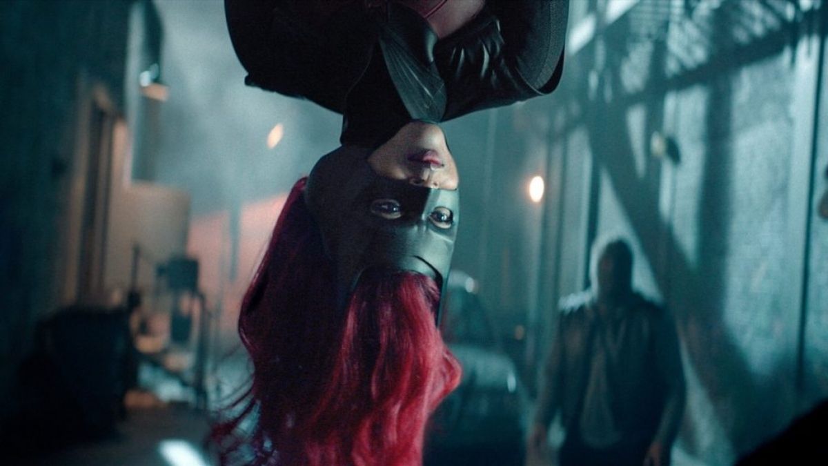 “Batwoman” tem novas imagens liberadas revelando ainda mais o figurino dos personagens; confira