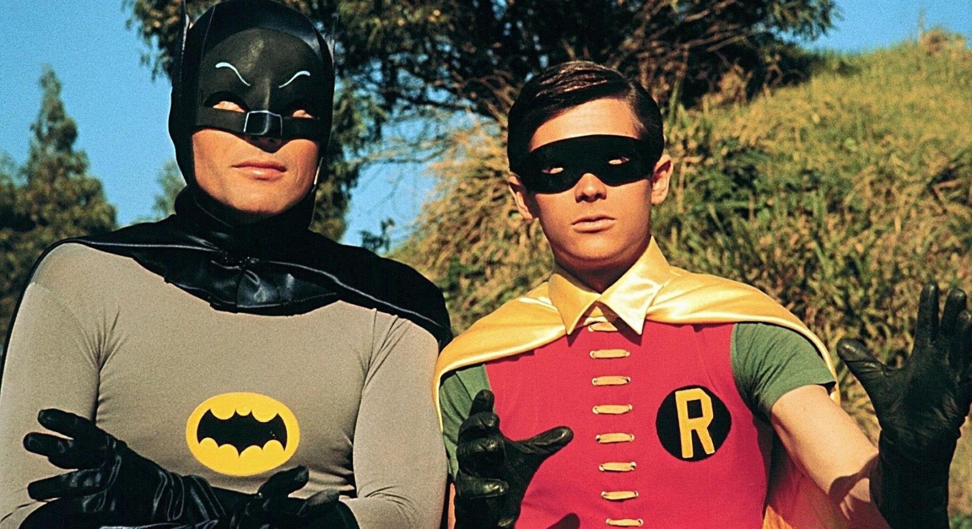 Sabia que médicos tentaram diminuir o pênis de ator que viveu Robin por conta do “tamanho avantajado”?
