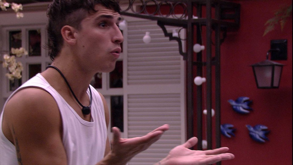BBB20: Felipe Prior perde a cabeça com Babu após brother não concordar em votar em Thelma: “Você está errado!”