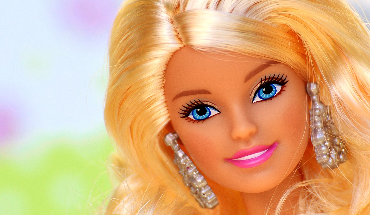 Homem gasta mais de R$ 100 mil para parecer com a Barbie, mas não faz sucesso com mulheres
