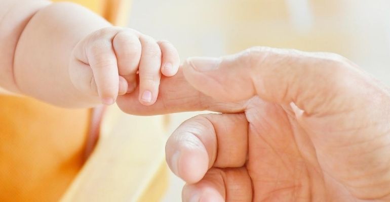 Mãe é acusada de homicídio após filho de cinco meses ser encontrado morto a facadas