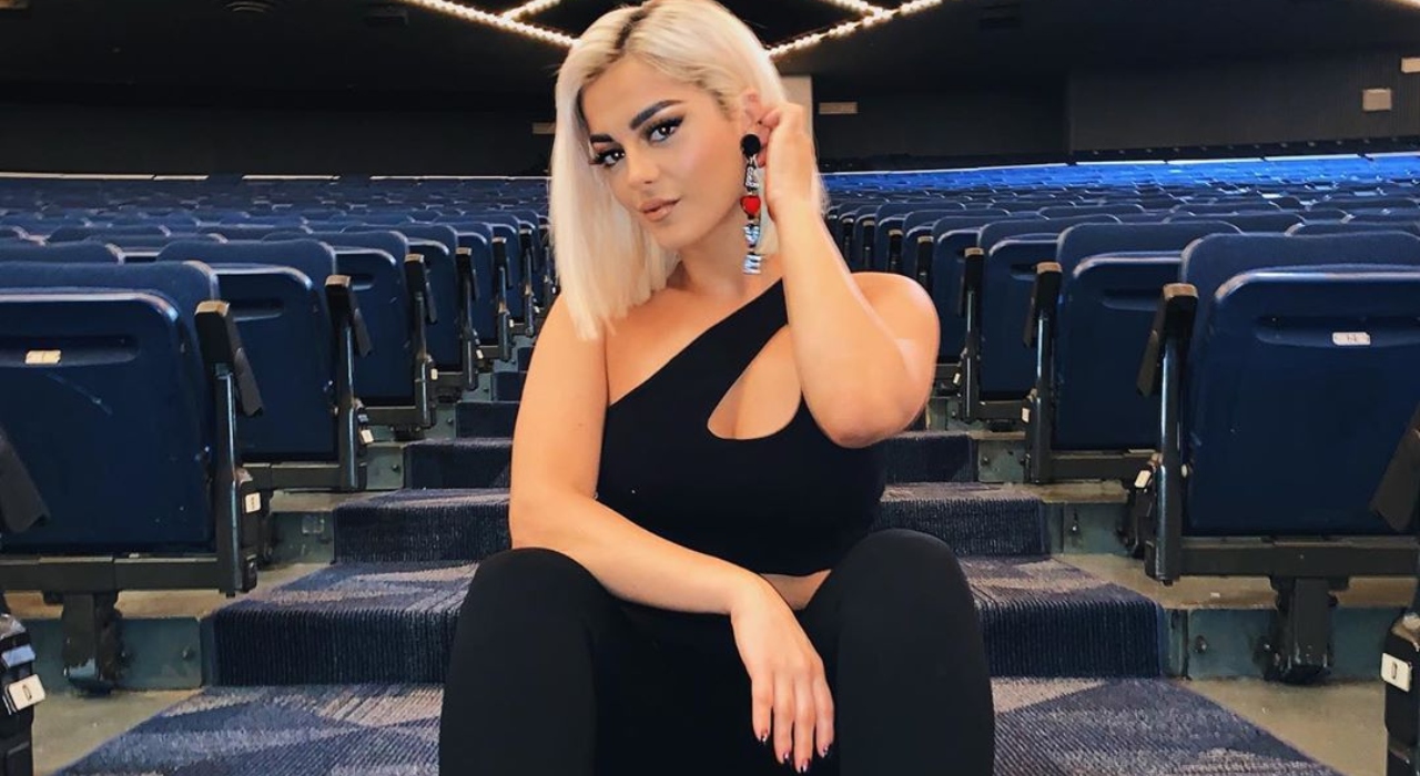 Bebe Rexha desembarca no Brasil e dá autógrafos para fãs no aeroporto