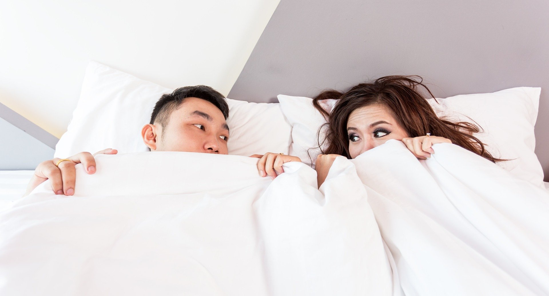 Casal inglês adota uso de máscaras e luvas durante o sexo: “Coronafobia”