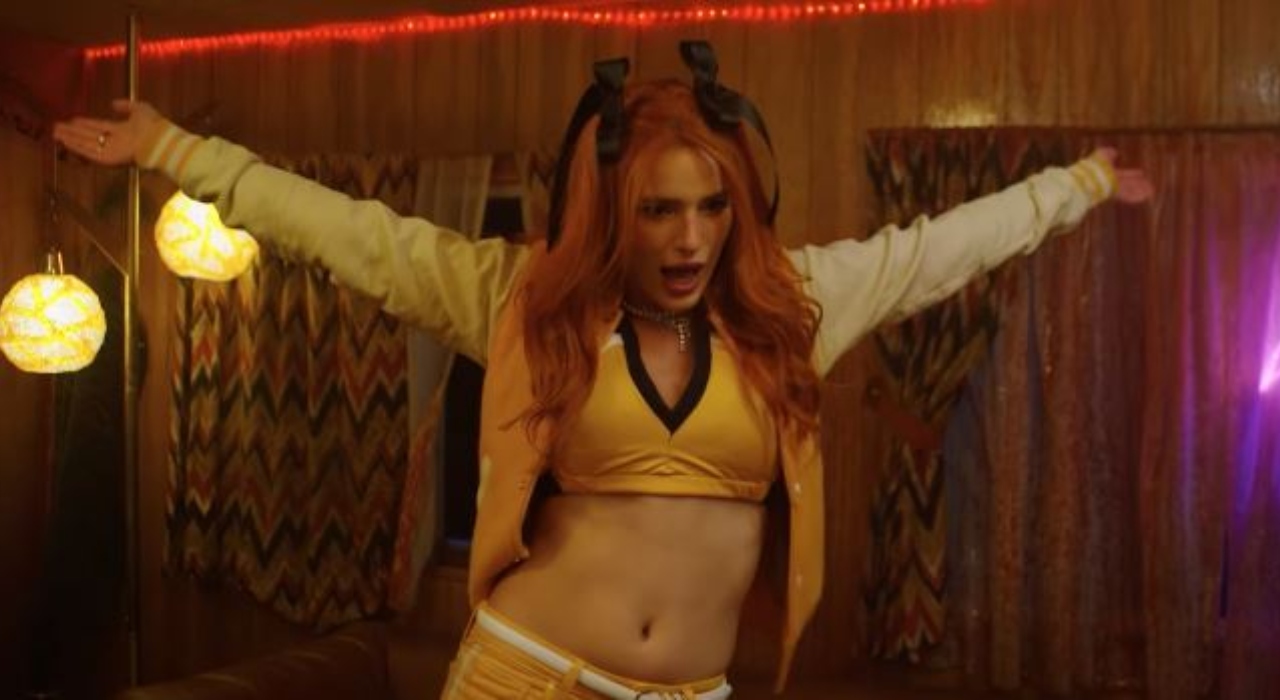 Bella Thorne é destaque em novo trailer de A Babá: Rainha da Morte; veja