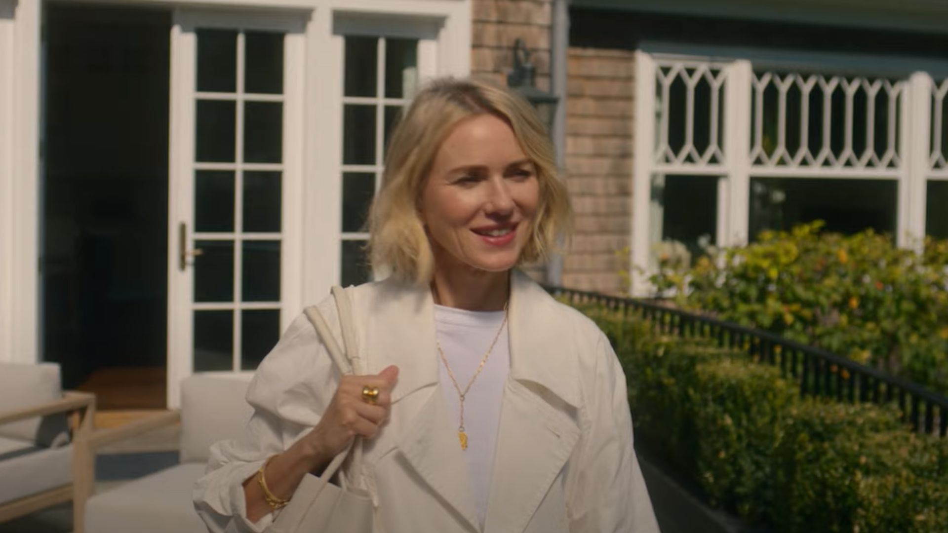 “Bem-Vindos à Vizinhança”: Figura sinistra vigia a família de Naomi Watts em minissérie de terror; assista ao trailer